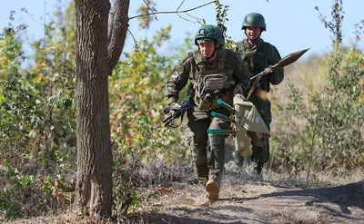 Хрупкая мама не справилась с укачиванием своего тяжелого младенца – смешное  видео