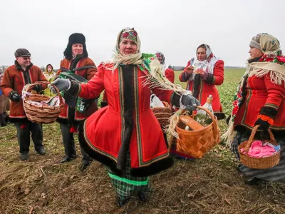 На вопросы «Петербургского театрального журнала» отвечают драматурги  Николай Коляда, Ярослава Пулинович, Дмитрий Богославский, Константин  Стешик, Мария Зелинская, Михаил Дурненков, Вячеслав Дурненков, Юлия  Тупикина, Наталья Ворожбит, Марина Крапивина ...