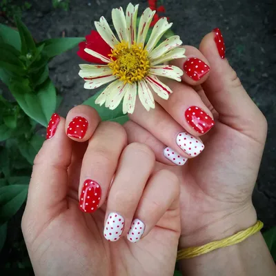 Красный маникюр выбирают яркие и уверенные в себе девушки 💅💃🤘 Освежили  яркость красного белым тоном и добавили нотку роман… | Rhinestone nails,  Nails, Rhinestone