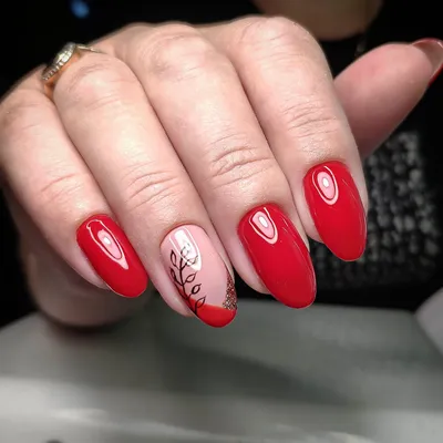 SPb City Nails - Модный красный маникюр с дизайном на короткие и длинные  ногти - с рисунком, стразами, блестками, красно-черный, красно-белый,  красный с золотом, серебром, красный френч. | Facebook