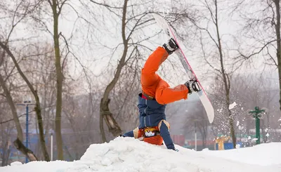 Кататься на сноуборде -piste на крутой покрытой снегом горах Молодой  сноубордист очки с рюкзаком Закрыть по сравнению с спереди. Стоковое Фото -  изображение насчитывающей серо, горы: 168777760