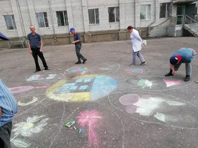 Сказка под ногами: в Челябинске художница превращает асфальт в картины,  чтобы отвлечь детей от смартфонов - KP.RU