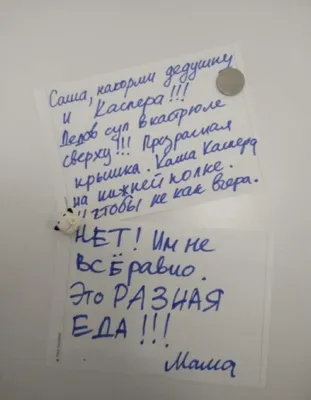 Родители делая смешные стороны смотря младенца в шпаргалке Стоковое  Изображение - изображение насчитывающей формула, малыш: 41566973