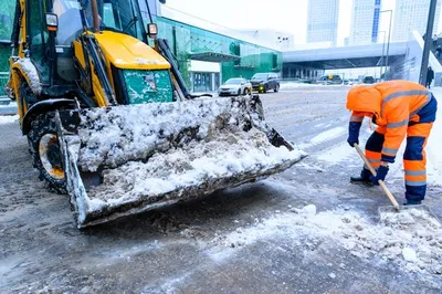 дворник чистит снег / смешные картинки и другие приколы: комиксы, гиф  анимация, видео, лучший интеллектуальный юмор.