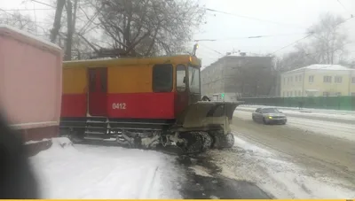 Снегоочиститель, убирающий снег с городской улицы Векторное изображение  ©mentalmind 408536316