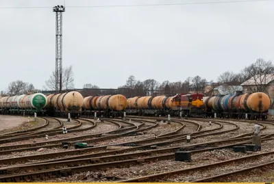 Фото 2 смешных людей парень носит леди перевозит по железной дороге лето  сессии вместе распространилось руки как крылья несет в с Стоковое  Изображение - изображение насчитывающей руки, волосы: 168797571