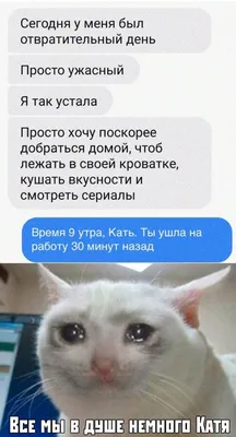 Устала, смеясь, женщина с черным маникюром, представляющих, в то время как  лежать на серую диване. Крытый портрет смешной красивый Стоковое Фото -  изображение насчитывающей плоско, мило: 182343808